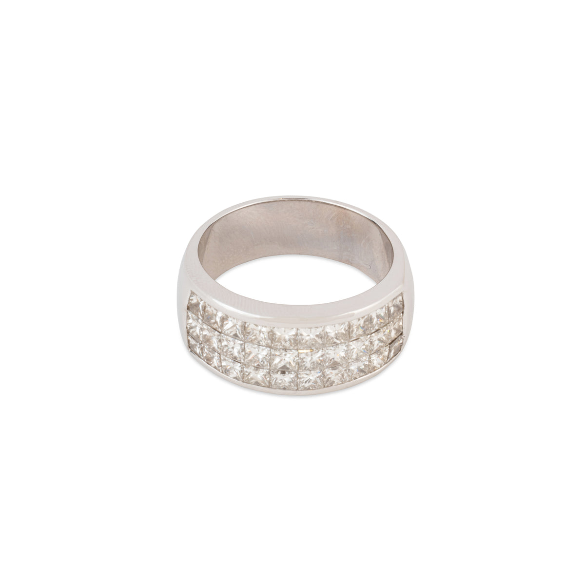 Bague ruban en or gris orné de 3 rangs de diamants
