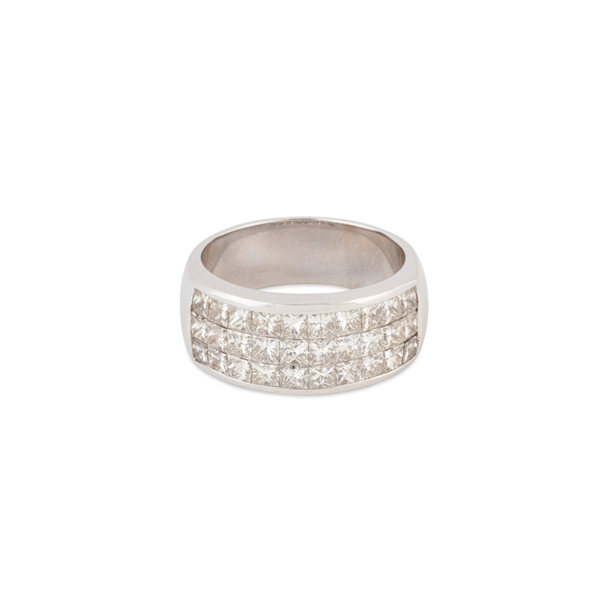 Bague ruban en or gris orné de 3 rangs de diamants