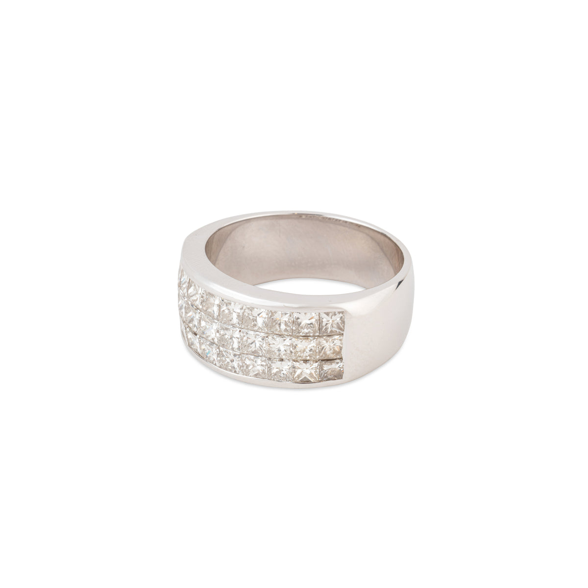 Bague ruban en or gris orné de 3 rangs de diamants