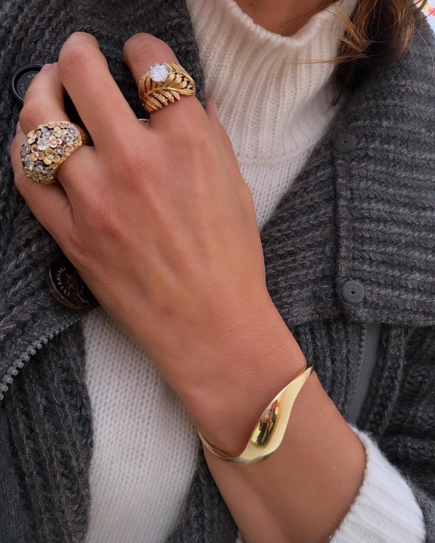 Bague en or jaune en forme de plume ornée d'un solitaire