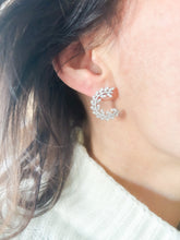 Charger l&#39;image dans la galerie, Boucles d&#39;oreilles en or gris  demi cercle pavé de diamant
