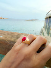 Charger l&#39;image dans la galerie, Bague chevalière ornée d&#39;un cabochon de corail sur or jaune
