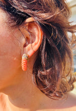 Charger l&#39;image dans la galerie, Paire de boucles d&#39;oreille en Corail et diamant de la maison Boucheron
