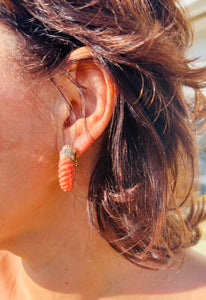 Paire de boucles d'oreille en Corail et diamant de la maison Boucheron