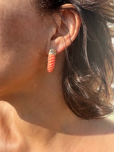 Charger l&#39;image dans la galerie, Paire de boucles d&#39;oreille en Corail et diamant de la maison Boucheron
