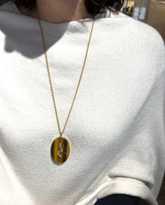 Pendentif en œil-de-tigre orné d’un motif géométrique en or jaune