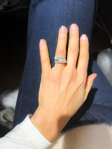 Bague en or gris design en diamant taille princesse