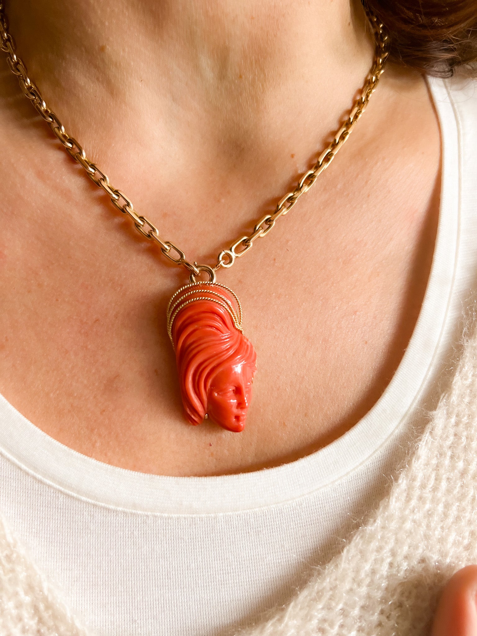 Pendentif en corail sur or jaune,représentant une tête de femme