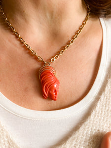 Pendentif en corail sur or jaune,représentant une tête de femme