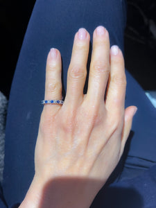 Alliance américaine en or gris,diamant et saphir .