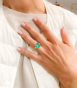Bague en or jaune ornée d'une émeraude taille émeraude épaulé de diamants triangles