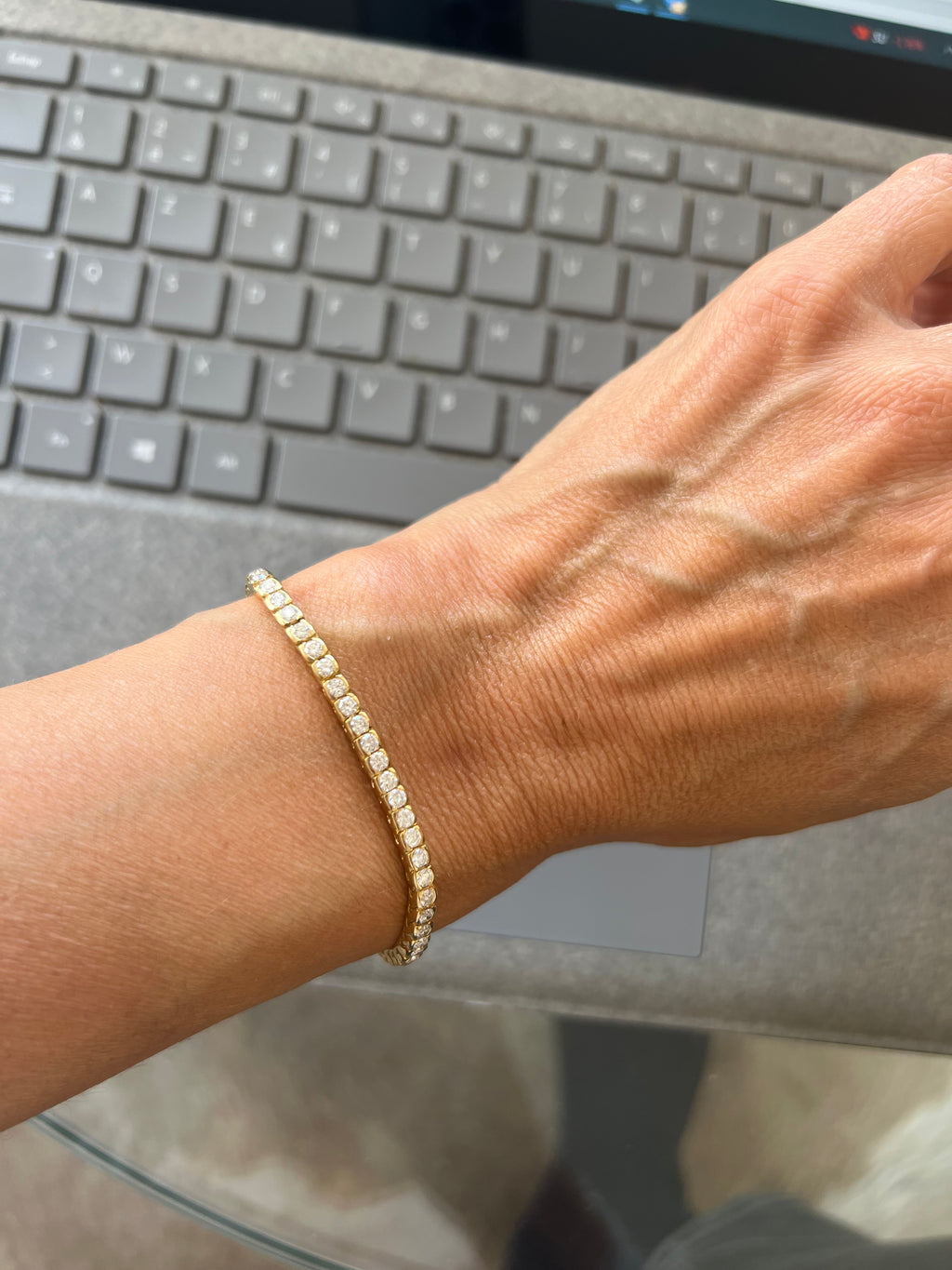 Bracelet riviere en diamant, sur or jaune en serti semi-clos