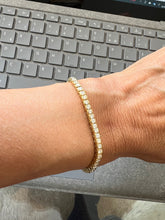 Charger l&#39;image dans la galerie, Bracelet riviere en diamant, sur or jaune en serti semi-clos
