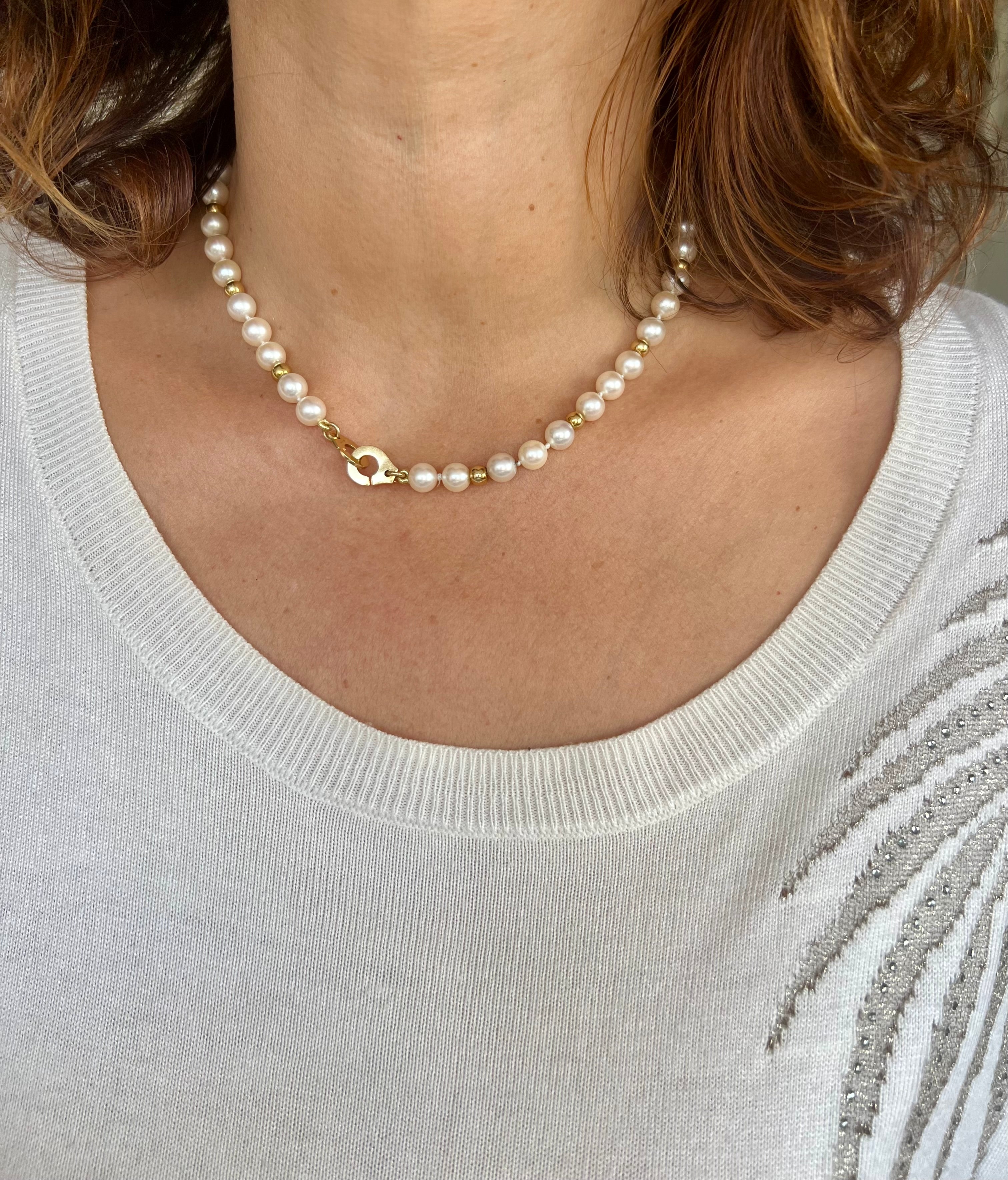 Collier perles Akoya et boule d'or fermoir menottes de la maison Dinh Van