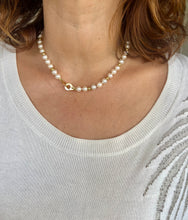 Charger l&#39;image dans la galerie, Collier perles Akoya et boule d&#39;or fermoir menottes de la maison Dinh Van
