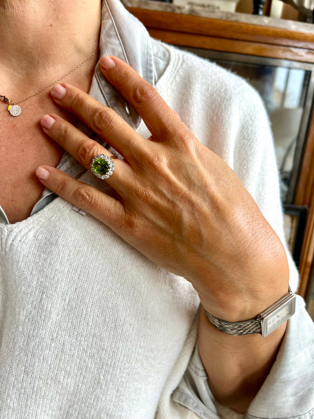 Bague Margueritte ornée d'un péridot, entouré de diamant