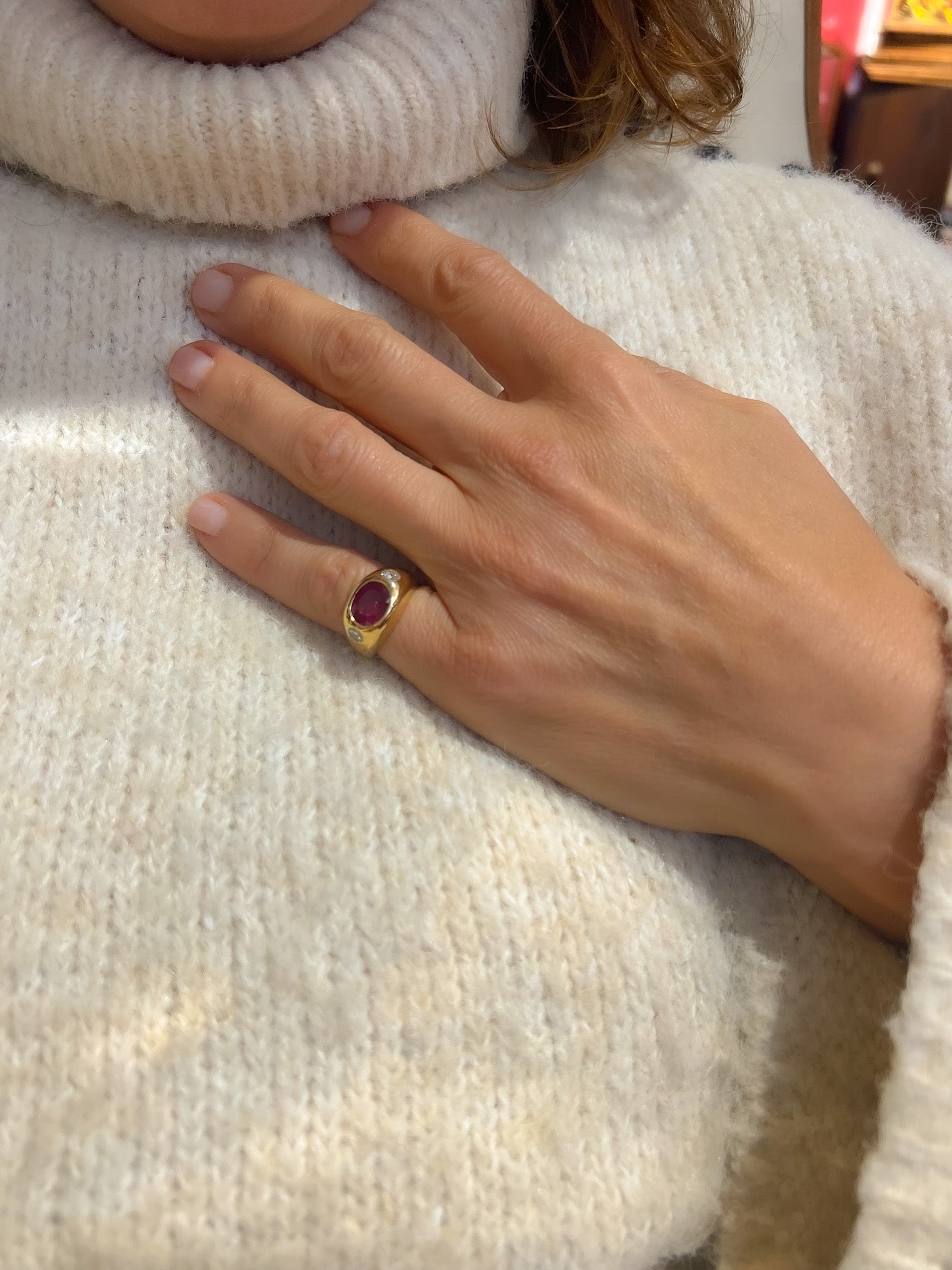 Bague en or jaune ornée d'un rubis épaulé de 2 diamants