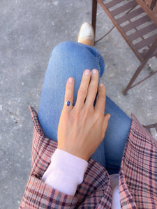 Bague saphir taille émeraude épaulé de 2 diamants taille triangle