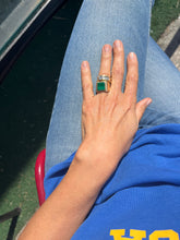 Charger l&#39;image dans la galerie, Bague solitaire ornée d&#39;un diamant taille brillant d&#39;environ 1,21 cts
