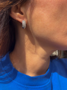 Créoles en or gris au design bombé, entièrement pavées de diamants