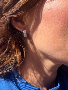Créoles en or gris 18k serties de trois lignes de diamants taille princesse