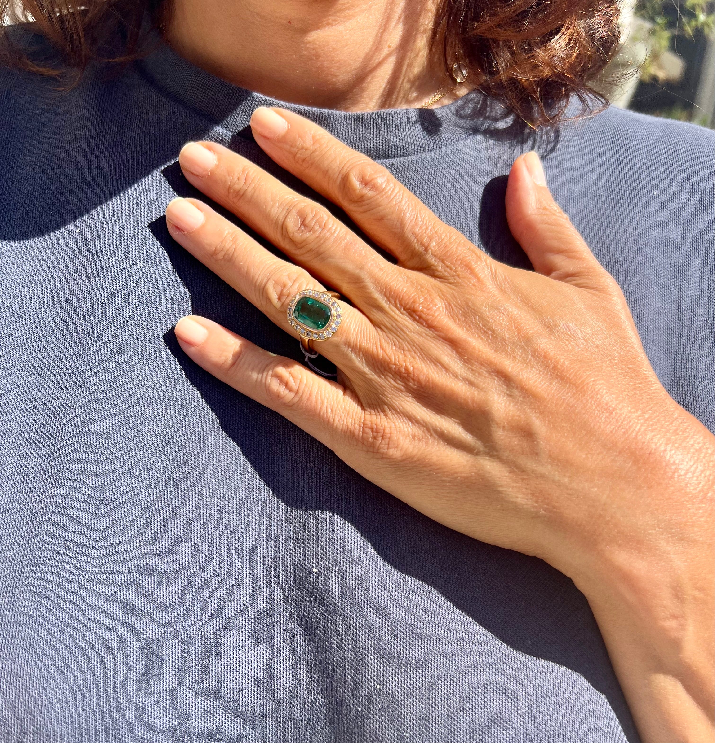 Bague en or jaune ornée d'une émeraude