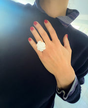 Charger l&#39;image dans la galerie, Bague de la maison Chanel Modèle Camélia
