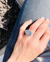 Charger l&#39;image dans la galerie, Bague or gris ornée d&#39;une aigue marine et diamants
