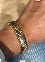 Charger l&#39;image dans la galerie, Bracelet jonc or jaune Bvlgari collection Parentesi
