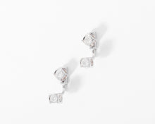 Charger l&#39;image dans la galerie, Boucles d&#39;oreilles Dinh Van en or gris et diamants modèle Cube
