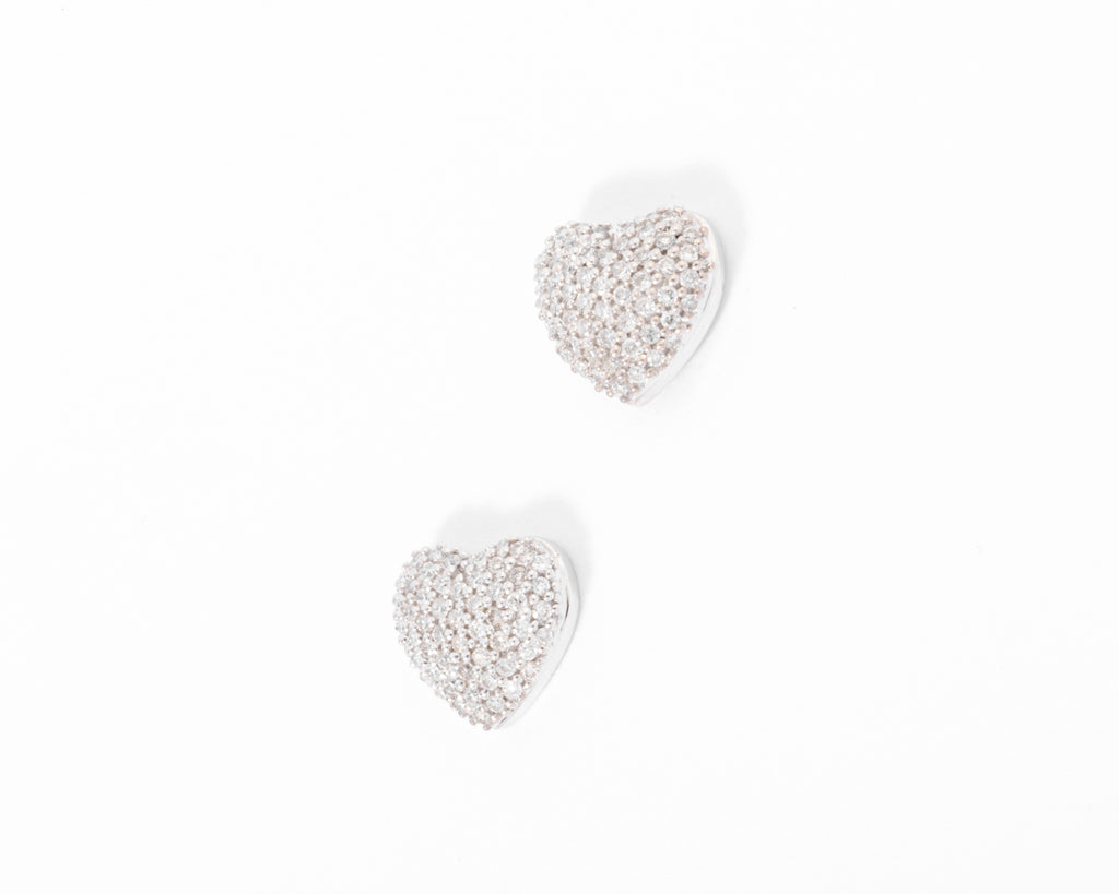 Boucles d'oreilles en gris formant des cœurs, pavée de diamant