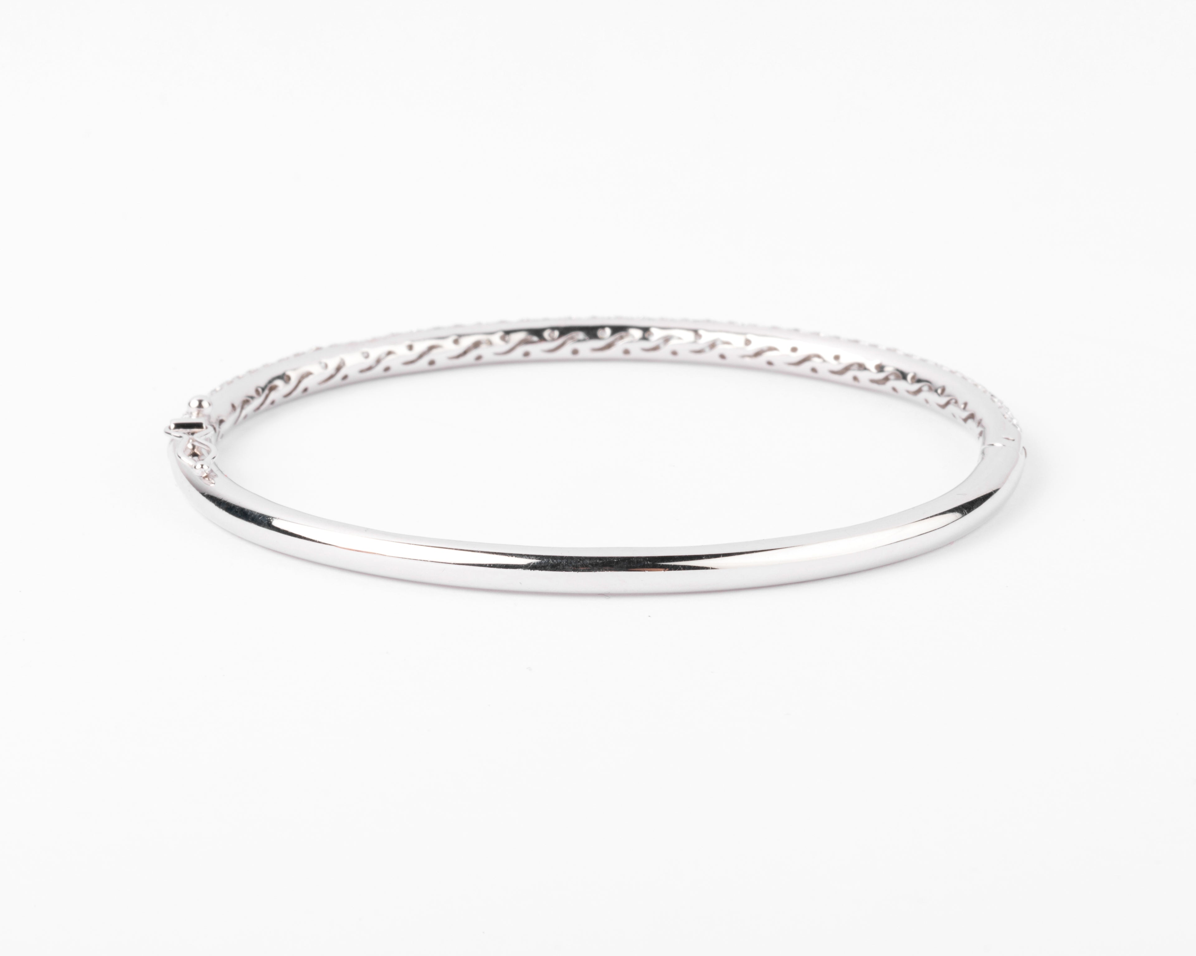 Bracelet jonc en or gris serti de 3 lignes de diamant