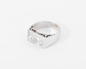 Bague chevaliere en platine ornée de 2 diamants