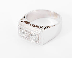 Bague chevaliere en platine ornée de 2 diamants