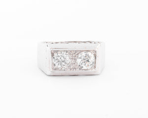 Bague chevaliere en platine ornée de 2 diamants