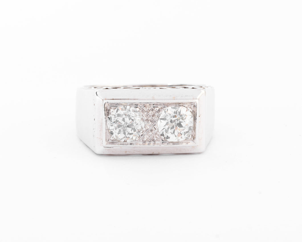 Bague chevaliere en platine ornée de 2 diamants