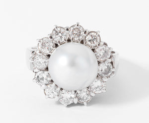 Bague marguerite en perle, entourée diamants