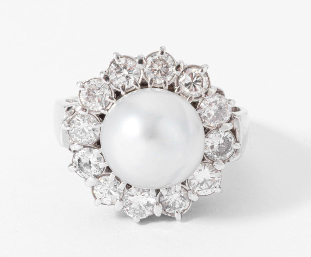 Bague marguerite en perle, entourée diamants