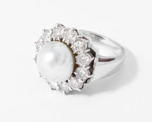 Bague marguerite en perle, entourée diamants