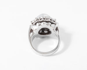 Bague marguerite en perle, entourée diamants