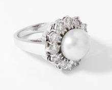 Charger l&#39;image dans la galerie, Bague marguerite en perle, entourée diamants
