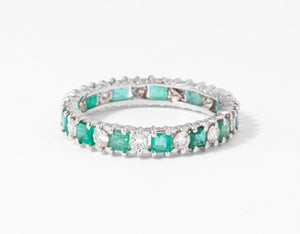 Alliance en diamant et émeraudes sur or gris