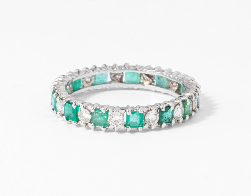 Alliance en diamant et émeraudes sur or gris