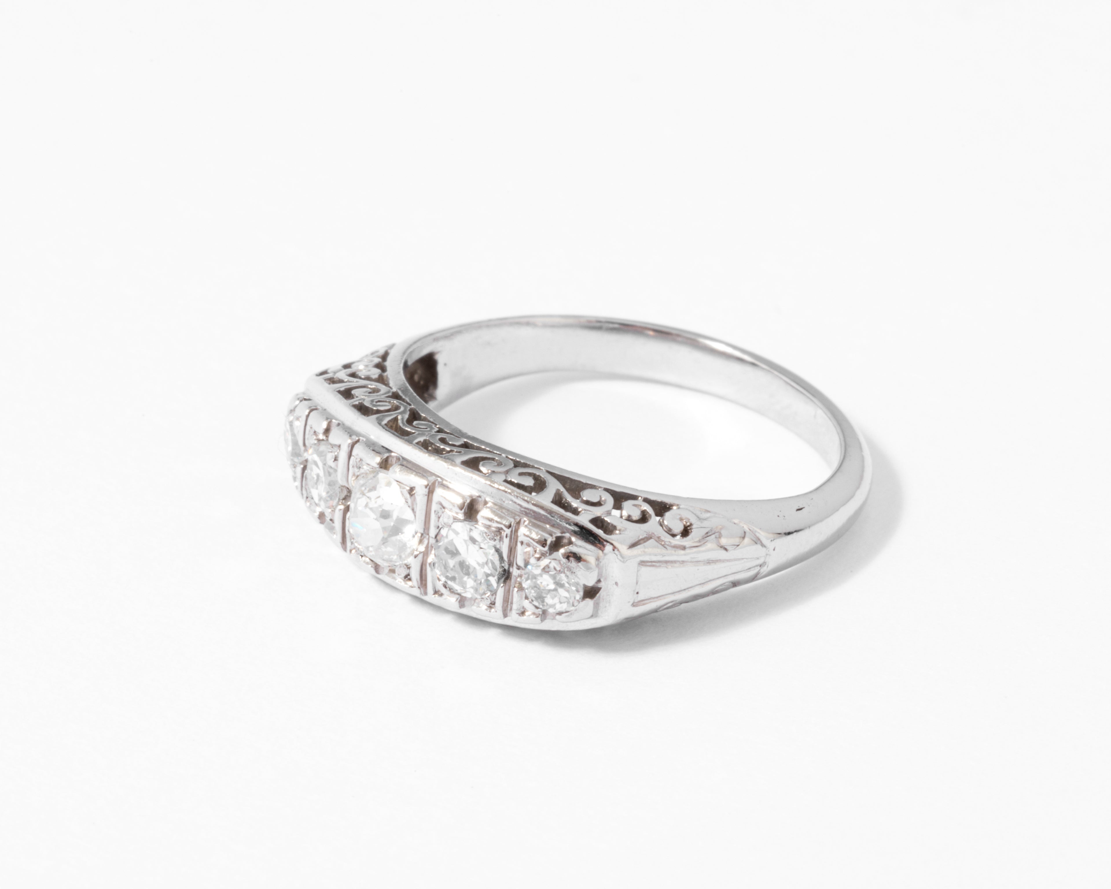 Bague jarretière en platine ornée de diamants