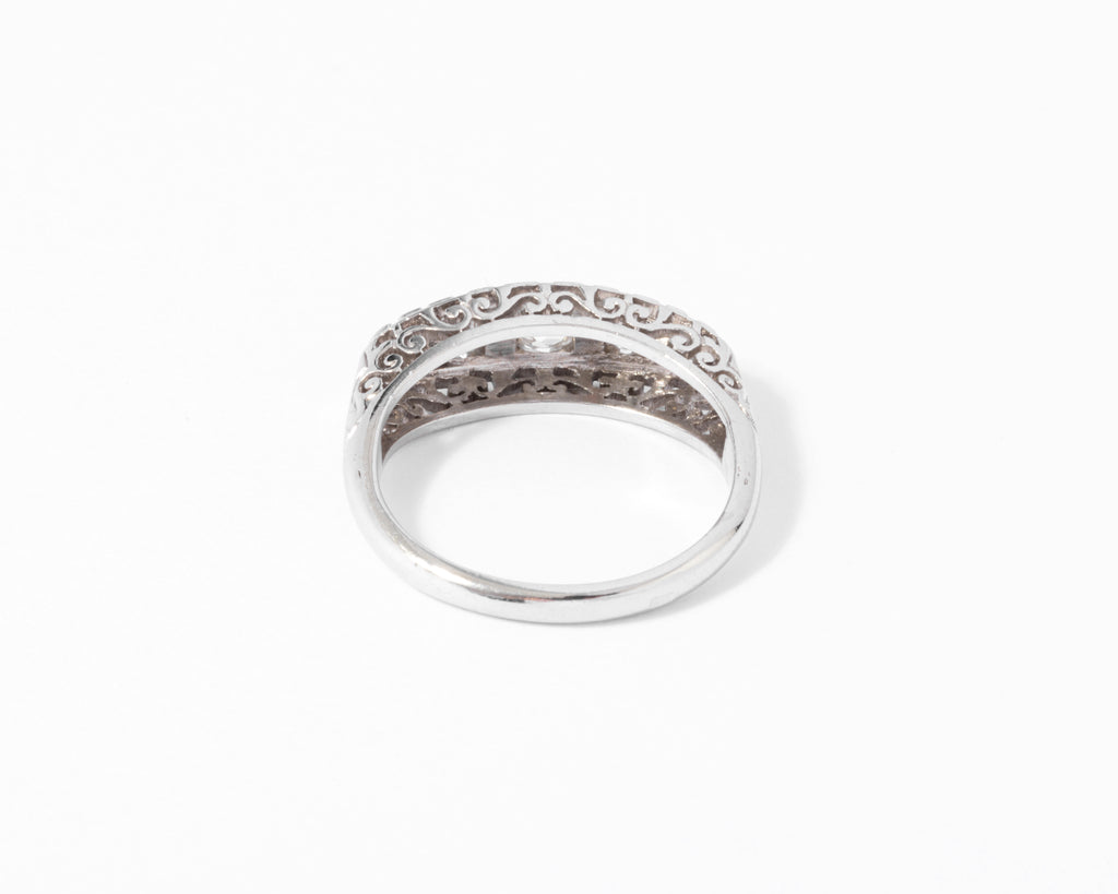 Bague jarretière en platine ornée de diamants