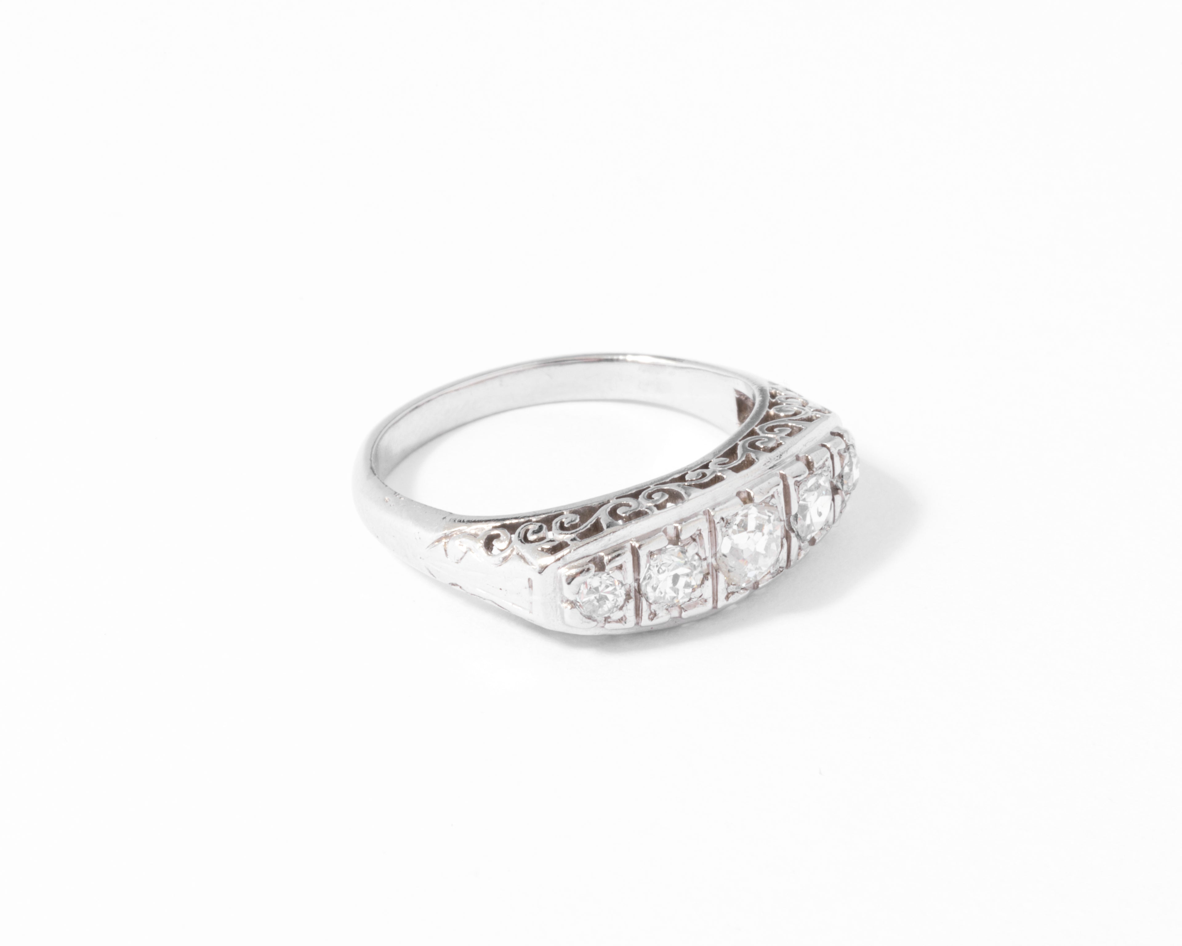 Bague jarretière en platine ornée de diamants