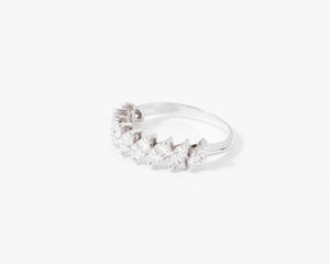 Demie alliance en or gris et diamant