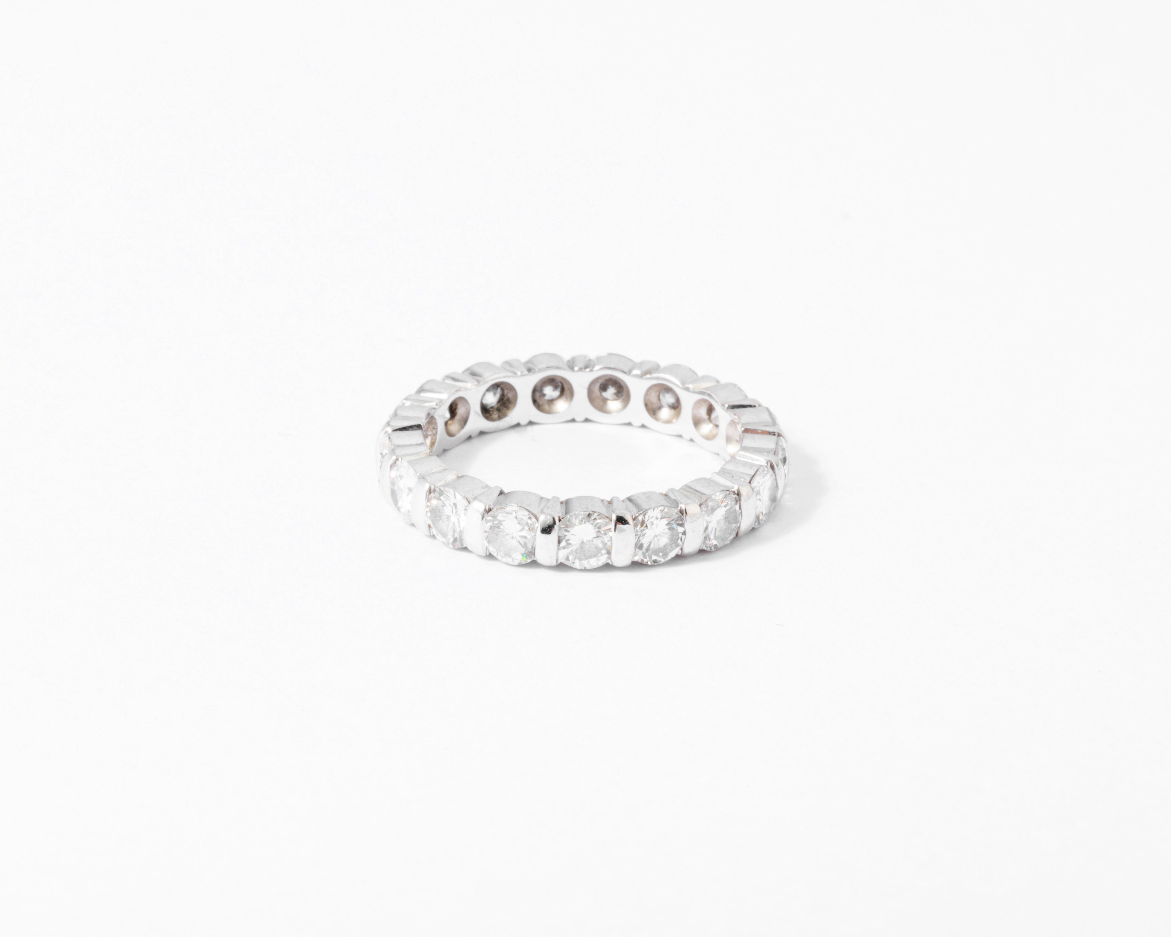 Alliance américaine en or gris et diamant taille brillant