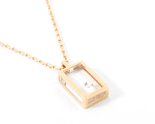 Charger l&#39;image dans la galerie, Collier or jaune et diamant sur plexisglass du créateur Pascal Morabito modèle cube
