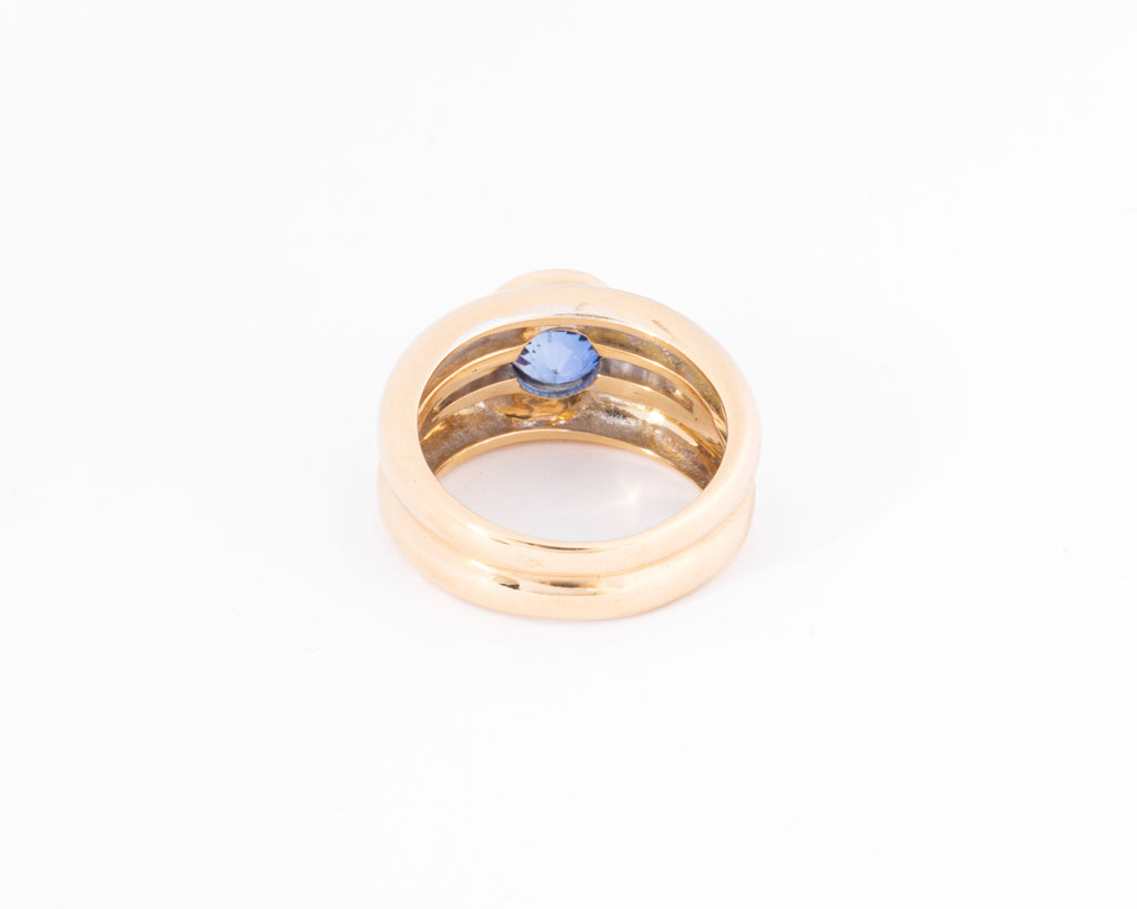 Bague jonc or jaune ornée d'un saphir taille ronde et diamant